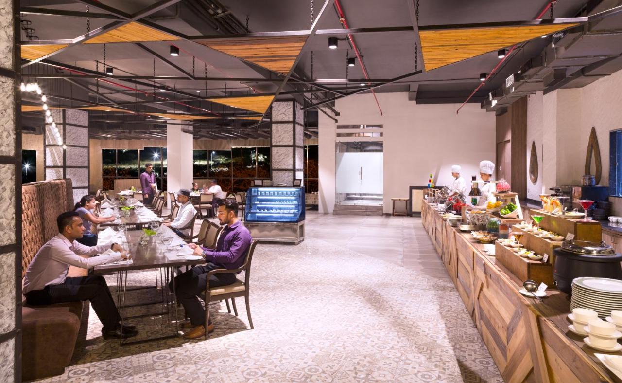 Regenta Central Hotel & Convention Centre Nagpur Extérieur photo